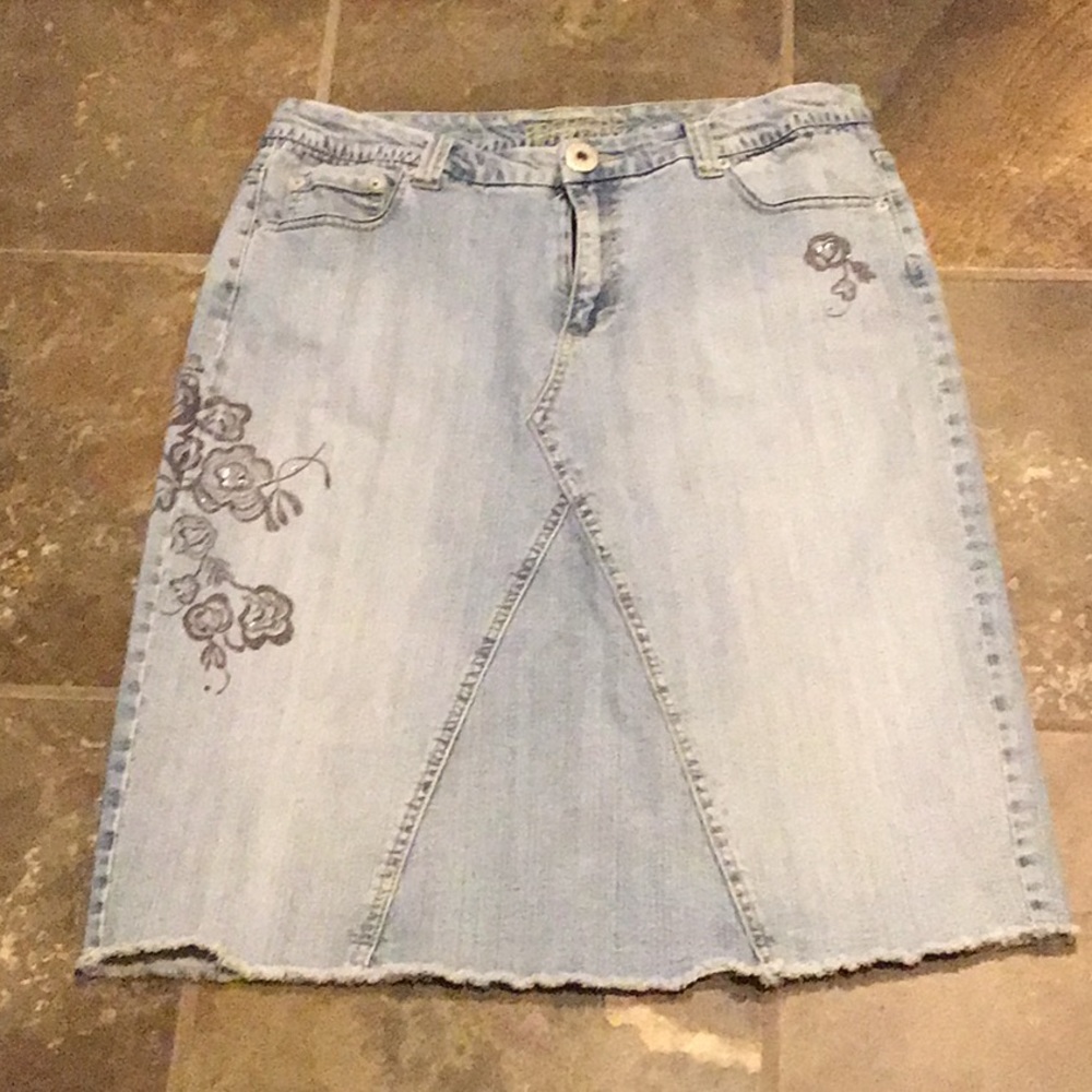 Premiere raw hem jeans skirt with floral design 14